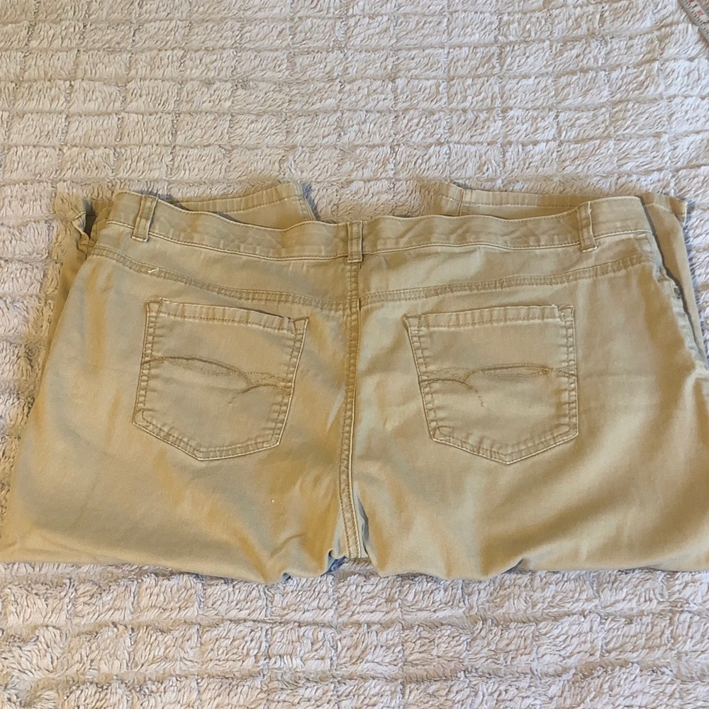 Faded Glory Women's Tan Bermuda Shorts - Picture 5 of 7